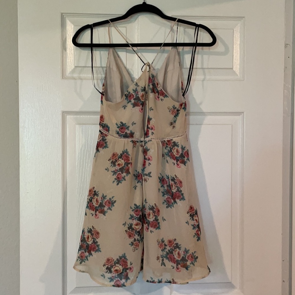 Forever 21 Cream floral dress - Picture 2 of 3